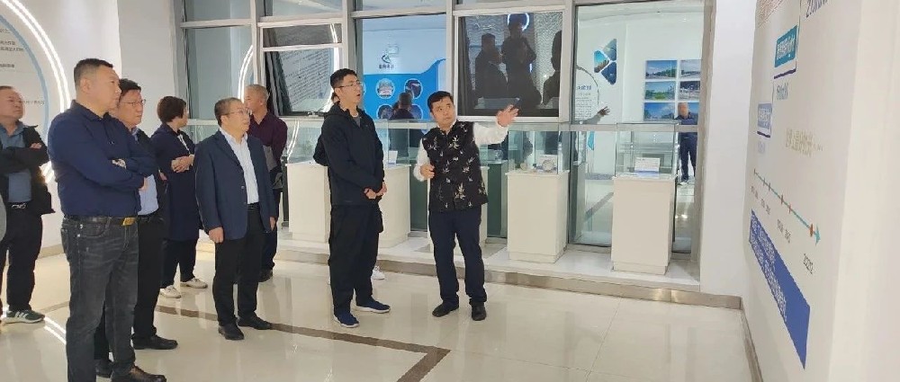 呼和浩特玉泉区委副书记、区长南男一行莅临华鼎伟业考察新能源产业建设情况